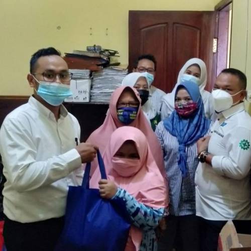 Berlian Pulau Mandangin Berbagi 250 Sembako ke Masyarat